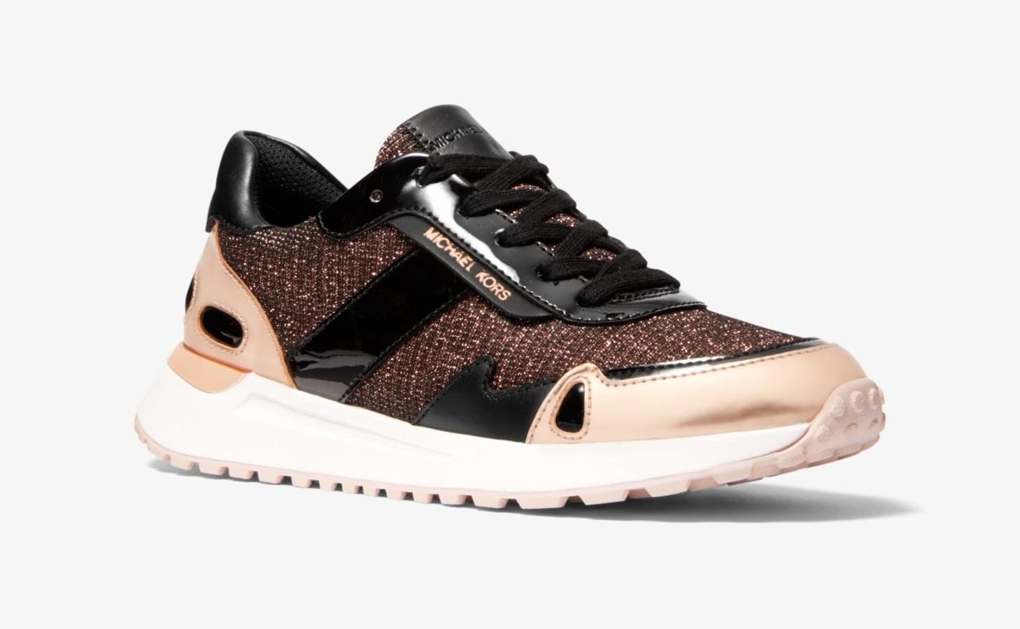 "Lujo deportivo sin esfuerzo", así definen a esta zapatilla en la web de Michael Kors y nos ha gustado por su combinación de rosas y por la integración de la malla brillante con las tiras negras de charol. (165€)