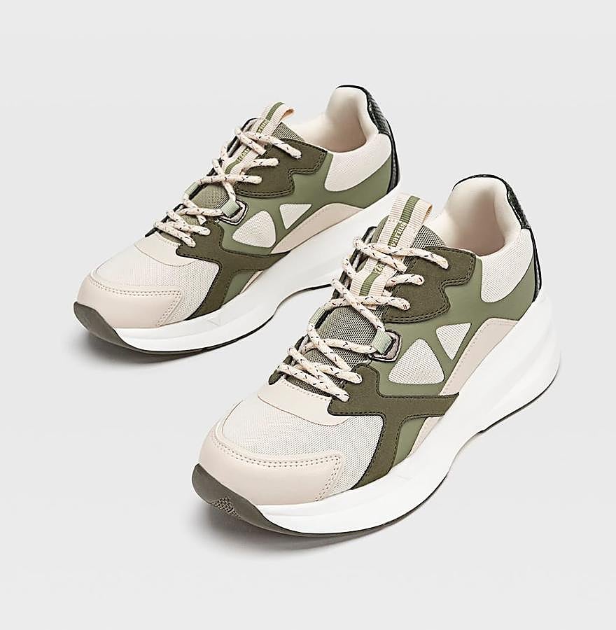 Adaptando la tendencia camuflaje, nos han gustado estas zapatillas con distintas piezas verdes y marrones de Stradivarius (29,99€) cuya suela estiliza porque es grandota debido a ser alta y sumar unos centímetros de altura y no por ser ancha como ocurre con otros ugly shoes.