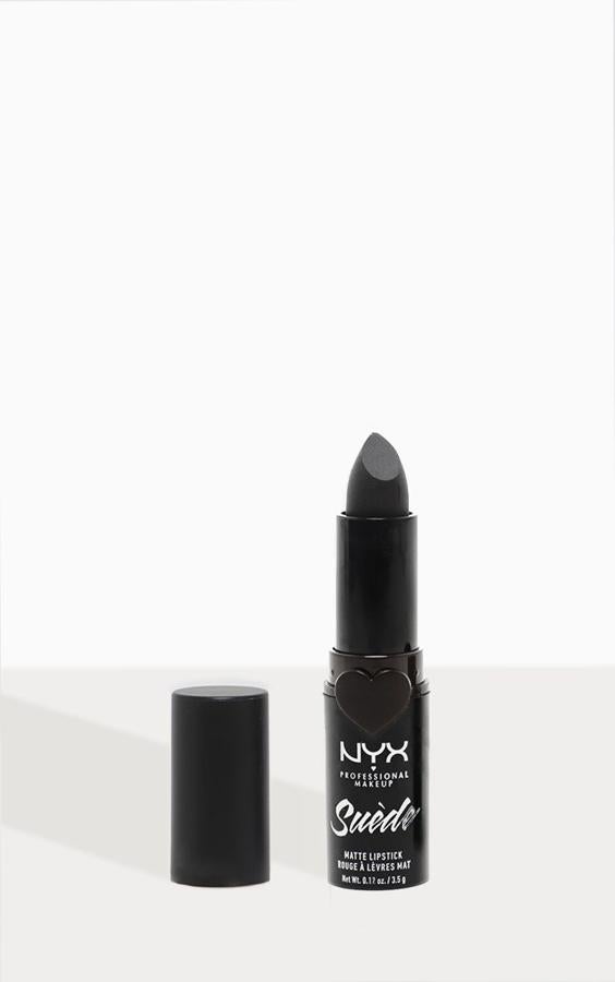 La barra de labios Suede Matte Lipstick de NYX proporciona un acabado mate y cobertura total con una textura cremosa.  Cuesta 8,90 euros  y es perfecto para un look empolvado en el que el negro también está presente en la sombra de ojos.