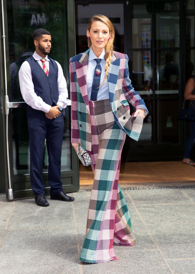 Blake Lively ha demostrado en más de una ocasión que los looks masculinos pueden ser muy femeninos y este conjunto de cuadros con camisa y corbata está entre los mejores.