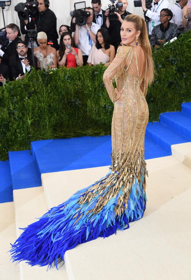 sin palabra dejó Blake Lively a los presentes con este diseño de Versace que llevó en la gala Met de 2017.