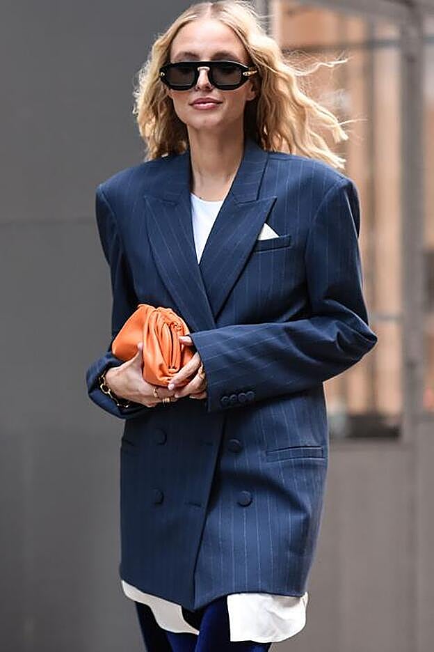 La it girl Leonie Hanne durante la Fashion Week de Nueva York el pasado 8 de febrero con la versión mini de Bottega Veneta.