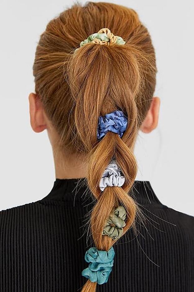 Puedes optar por darle la nota de color a tu look con un coletero. Estos son de Stradivarius y el pack de seis cuesta 5,99 euros.