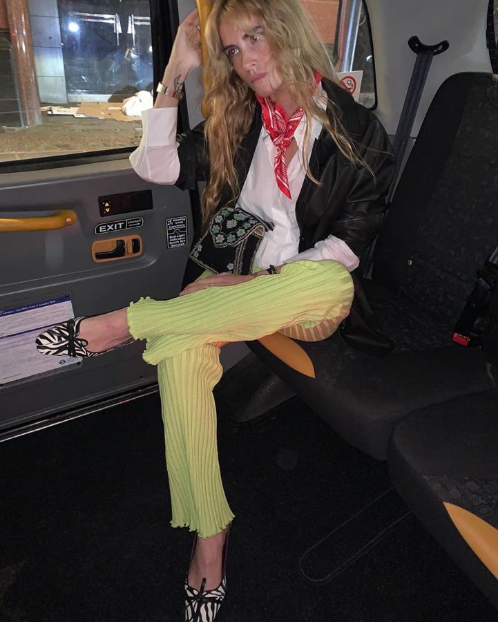 Este estilismo no hay editora de moda que lo etiquete. Y tampoco queremos, nos gusta la idea de coger un poco de aquí y otro de allá: un pantalón de punto en tono flúor, zapatos animal print, camisa blanca masculina, chaqueta de cuero, pañuelo bandana... Si nos llegan a decir que esta mezcla queda bien, no nos lo creemos.