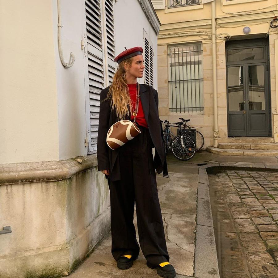 Rojo y negro. No, no nos referimos a la novela de Stendhal sino a la mezcla de este look que remata con una boina de piel ideal. Muy francés y alejado de sus habituales, pero se agradece un cambio de rumbo de vez en cuando en su muro de Instagram.