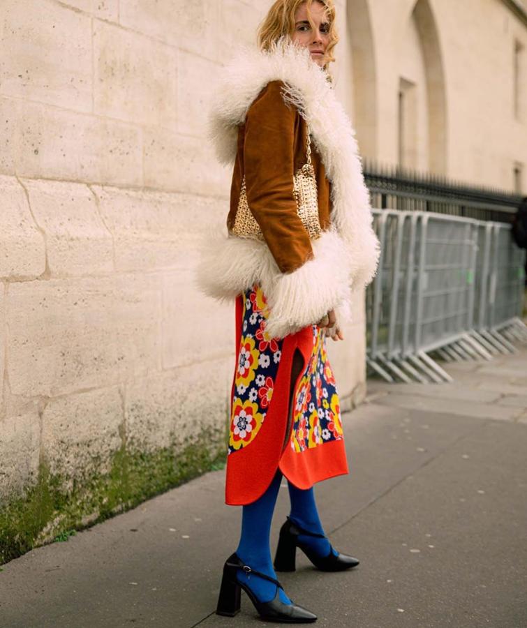 Si hay una década que Blanca maneja a la perfección es la de los 70. Este look es el ejemplo perfecto, con un vestido de inspiración hippie de Paco Rabanne y, encima, un chaquetón de ante con pelo. Unas medias azul fuerte y unas merceditas de inspiración vintage pusieron la guinda perfecta a su vestimenta.