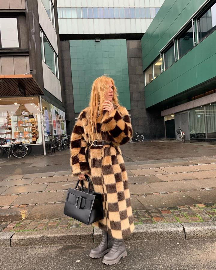 El abrigo de peluche versión ajedrez ya no impacta como lo podía haber hecho antes. Pero de nuevo nos fijamos en sus botas, de suela track y aspecto futurista, de la firma Vagabond. Y no es la única influencer a la que se las hemos visto: las botas de esta firma se han hecho virales. Seguiremos informando...