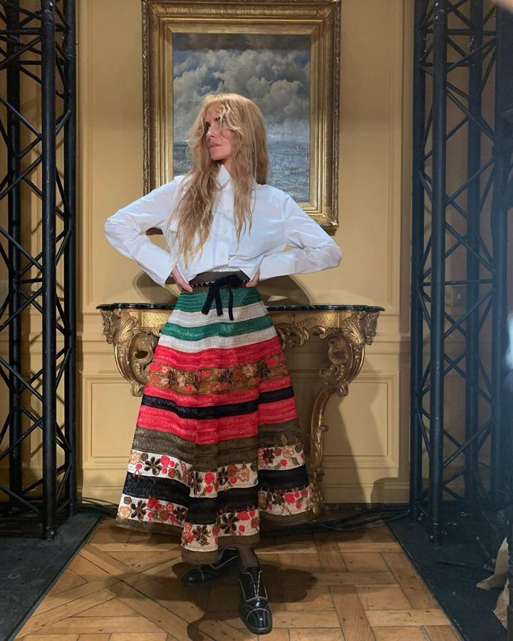 ¿Un traje regional? En nosotras lo parecería pero en ella es una maravillosa falda de Dior que lleva con una sencilla camisa blanca. Ahí está la clave, no es la prenda, es el estilo.