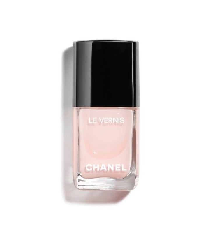 El icónico Le Vernis de Chanel ofrece entre toda su colección, tonos tan favorecedores como este el 167 Ballerina. Resistente, fino y de larga duración. (27 euros).