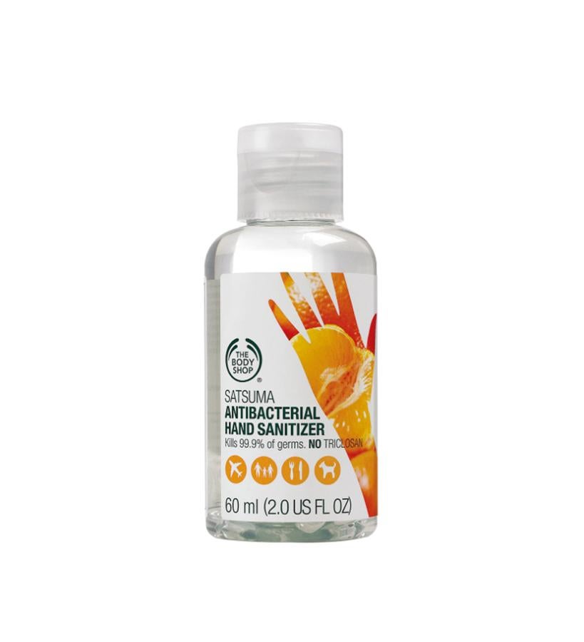 Su aroma cítrico a mandarina es de lo más refrescante, mientras que su fórmula, sin triclosán, es capaz de eliminar el 99,9 % de los gérmenes.  Gel Purificante para Manos de Mandarina de The Body Shop  (5 €).
