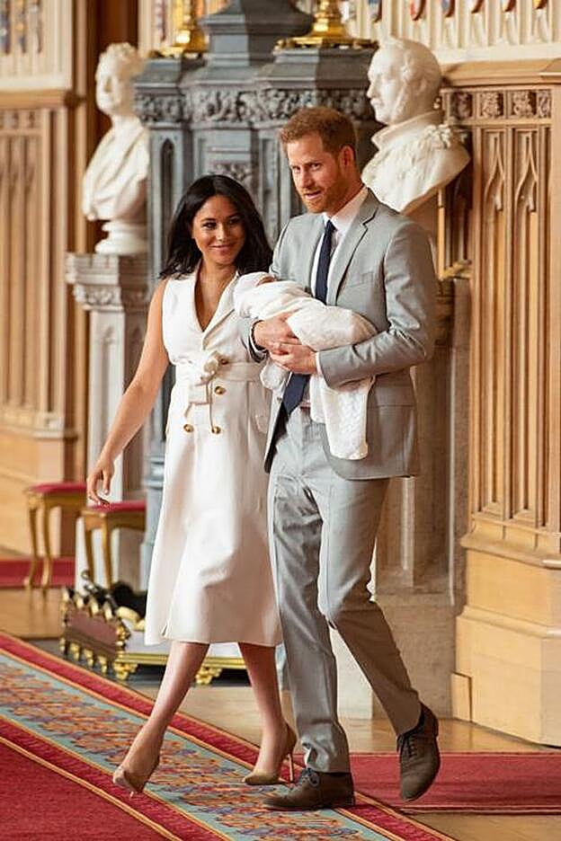Meghan eligió también un vestido tipo trench cuando presentó ante la prensa y junto a Harry a su hijo Archie.