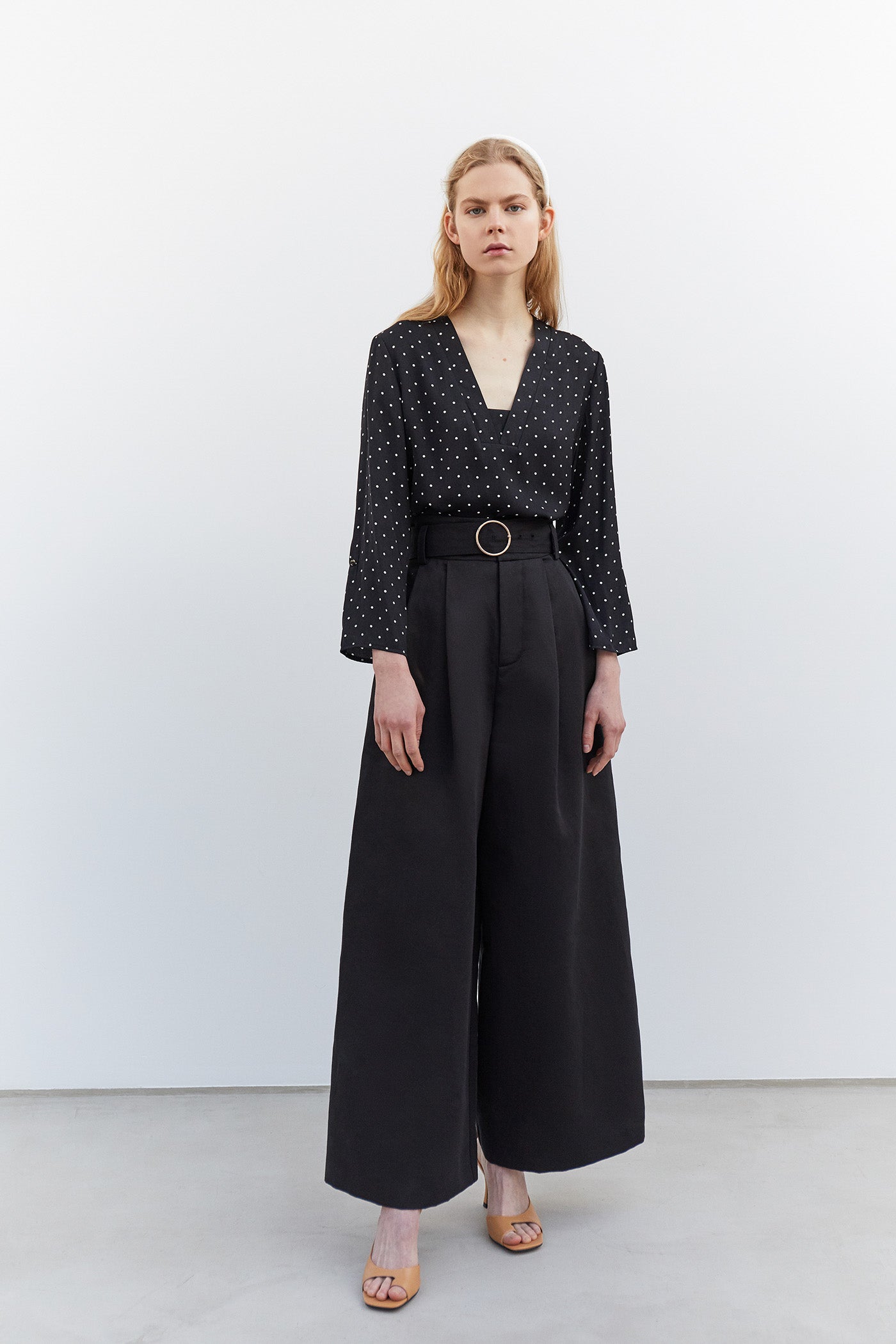 Blusa fluida con escote a pico y estampado de lunares clásicos. (15,99 euros en Sfera).