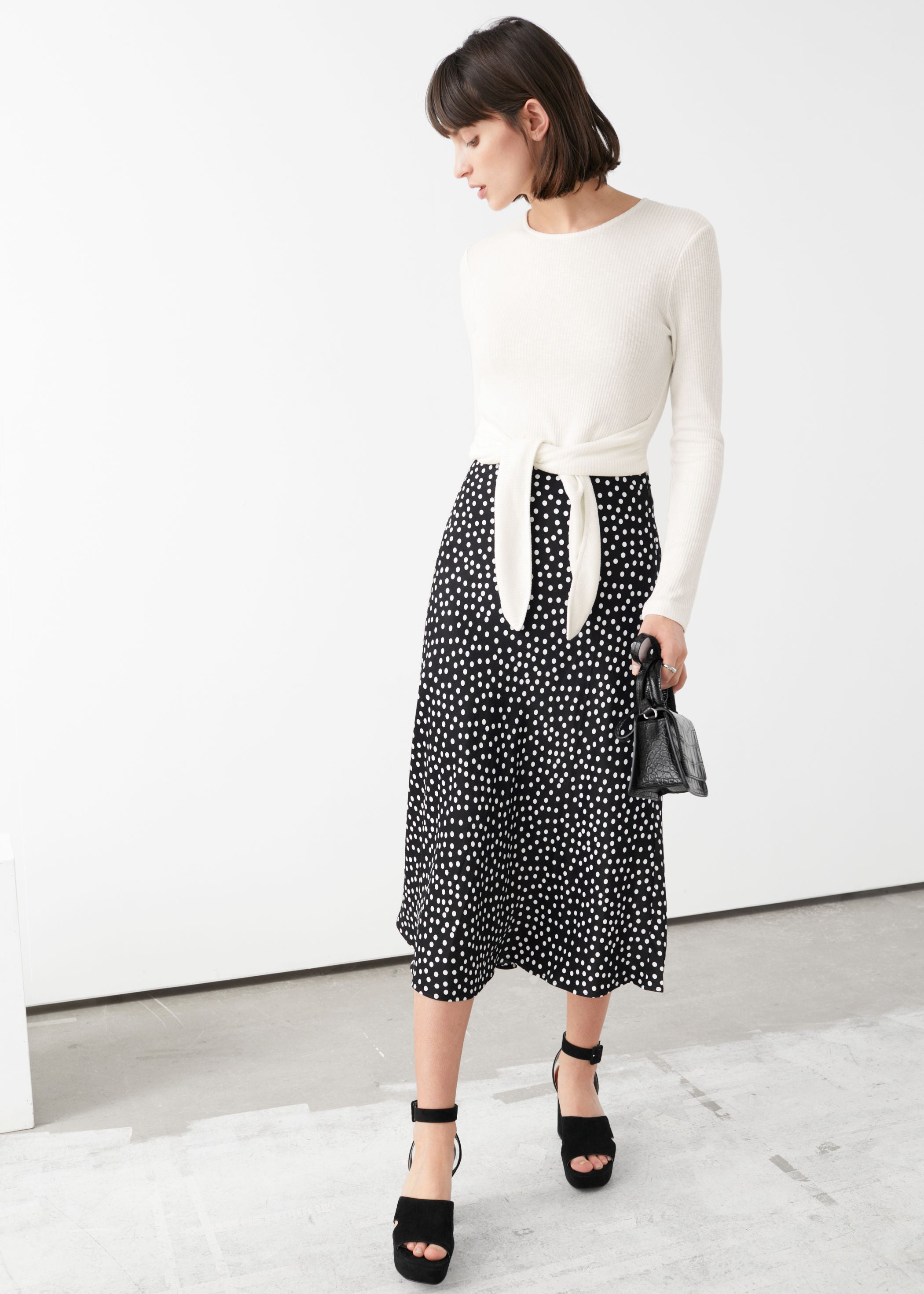 Falda midi de & Other Stories. (69 euros).