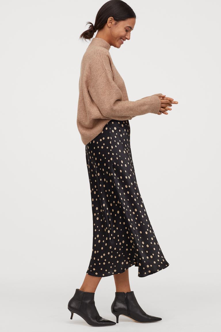 Flechazo por esta falda satinada de corte midi con estampado de lunares. De H&M. (29,99 euros).