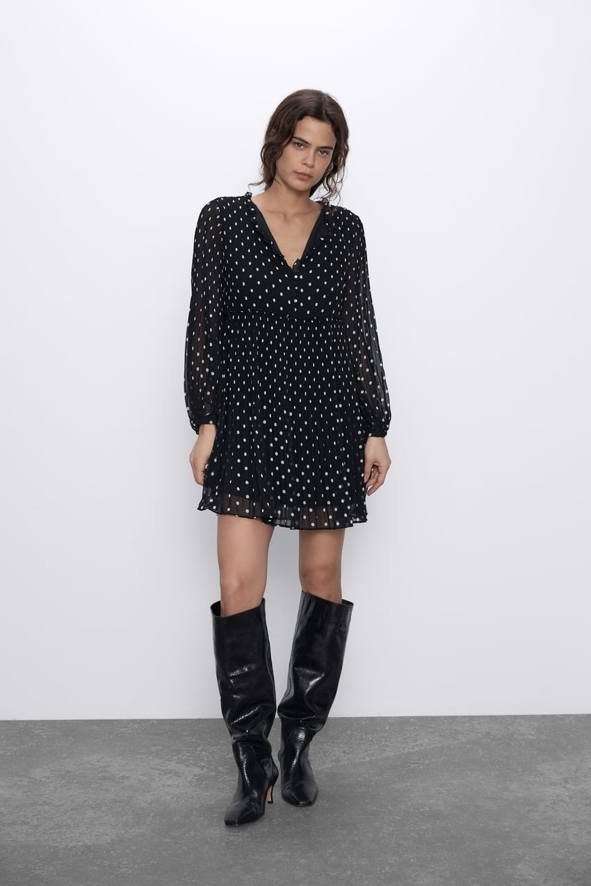 Un clásico que nunca falla: vestido plisado en tono negro con estampado de lunares. (29,95 euros).