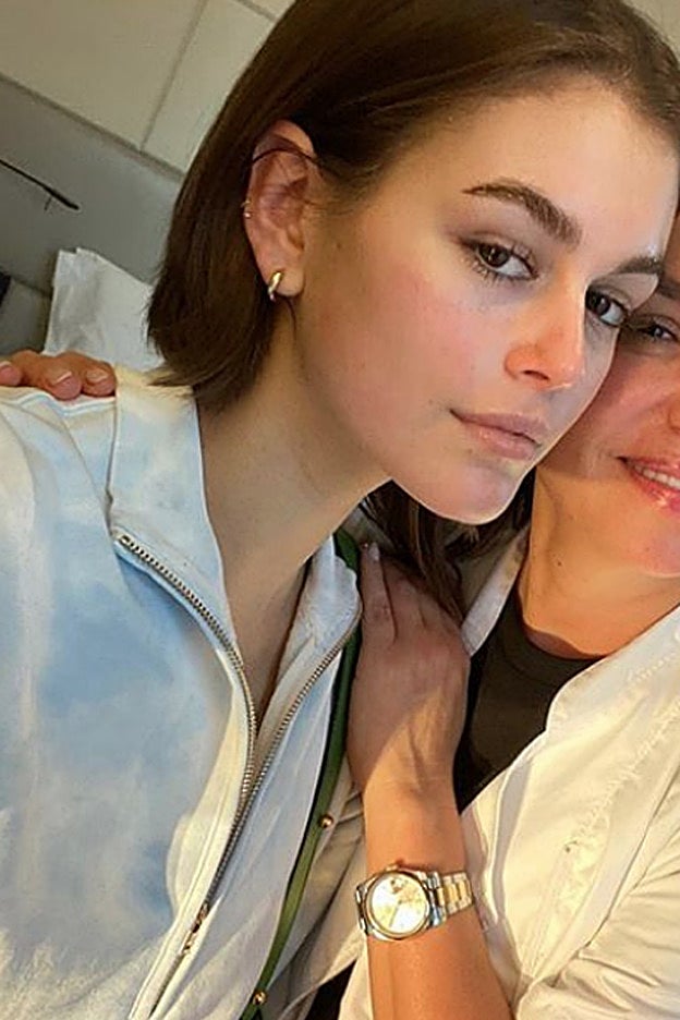 El aspecto final de la piel de Kaia Gerber tras la mascarilla de oro.