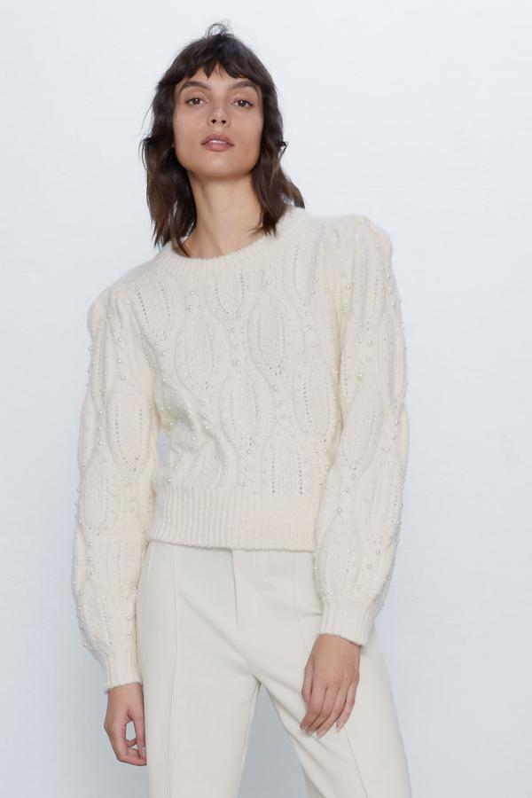 Jersey beige de lanza con alpaca y perlas (39,95 euros).