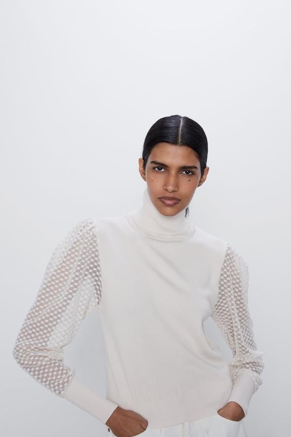 Jersey de cuello vuelto con mangas combinadas (22,95 euros).