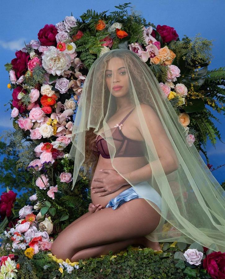 Los dos embarazos de Beyoncé han sido anunciados por todo lo alto. Si el primero lo desveló la cantante en plena actuación de una gala de MTV, cuando se abrió la chaqueta del traje y mostró su tripita, el segundo fue a través de una imagen que dio la vuelta al mundo. En febrero de 2017, la artista publicaba una cuidada y floreada imagen suya mostrando barriguita. Tal fue el revuelo que causó, que dicha imagen rompía los récords de likes hasta la fecha.