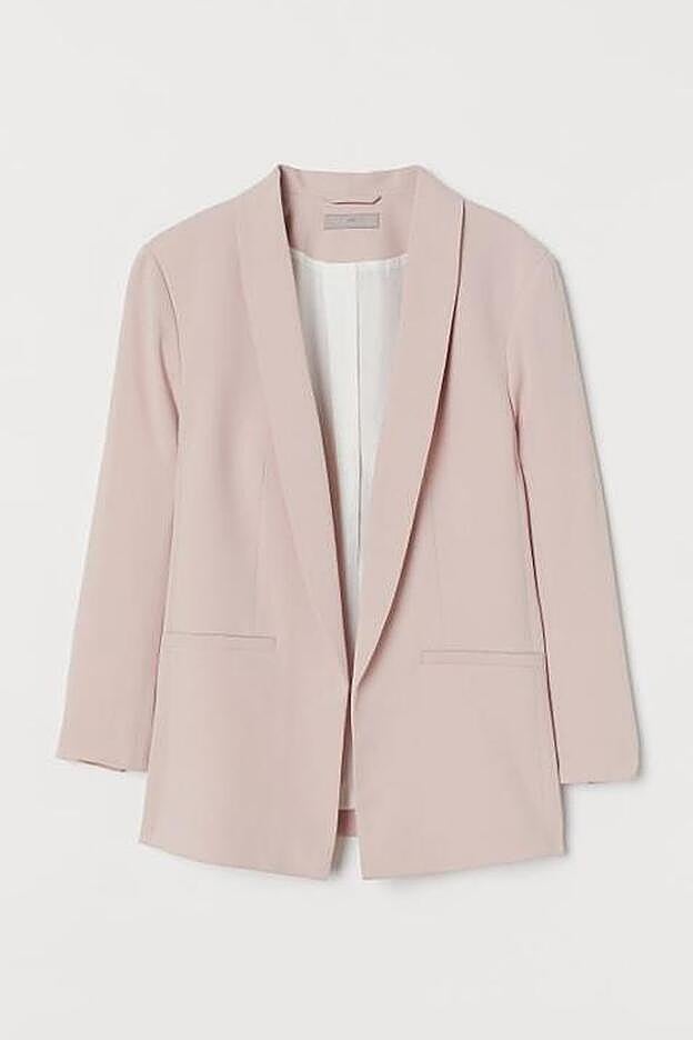 H&M tiene una americana rosa pastel de la que somos muy fans: sin cierre.