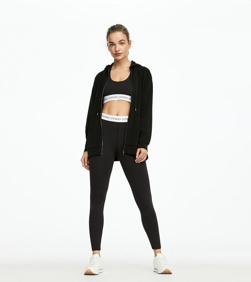 Leggings negros de Oysho, disponible hasta la XXL, (19,99 euros).
