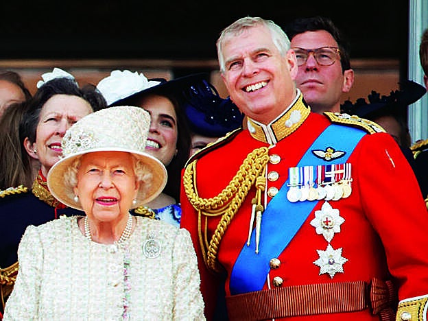 Junto a su madre, la reina Isabel II.