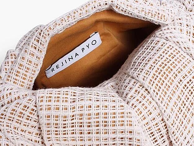 Imagen del interior del bolso.