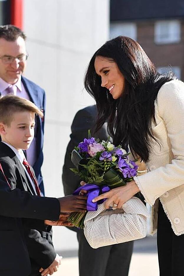 Meghan Markle en el momento que llega a las instalaciones educativas.