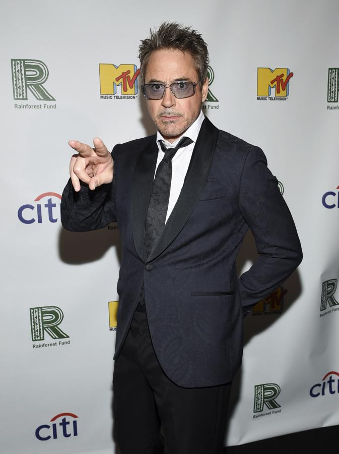 Tenía ocho años cuando su padre le ofreció un cigarrillo de marihuana. Y desde entonces fue un no parar. En los 90 despuntó como actor y también como recluso, pues su continuada afición a conducir a gran velocidad ebrio le llevó a la cárcel una y otra vez, pues violaba la libertad condicional. En 2005 hizo borrón y cuenta nueva de sus adicciones y su carrera se disparó como la espuma del champán que ya no volvería a probar. No es de extrañar que fuera escogido para interpretar al juerguista Tony Stark.