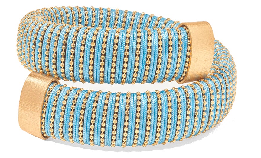 Pulsera de algodón y cuentas de plata bañadas en oro, de Carolina Bucci (350 €).