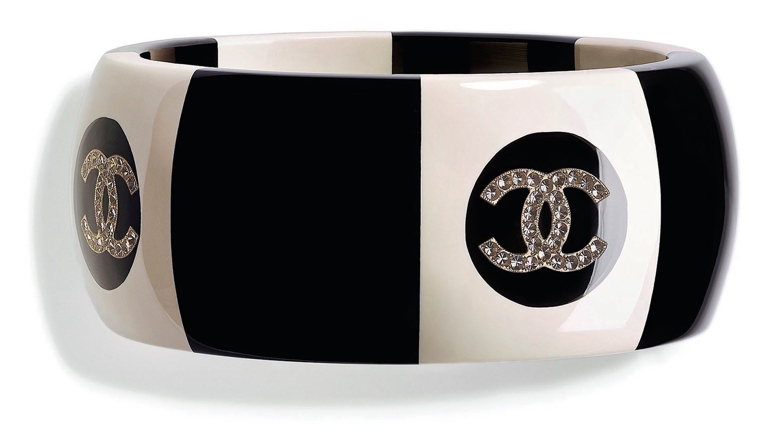 Brazalete de resina y strass, de Chanel (710 €).