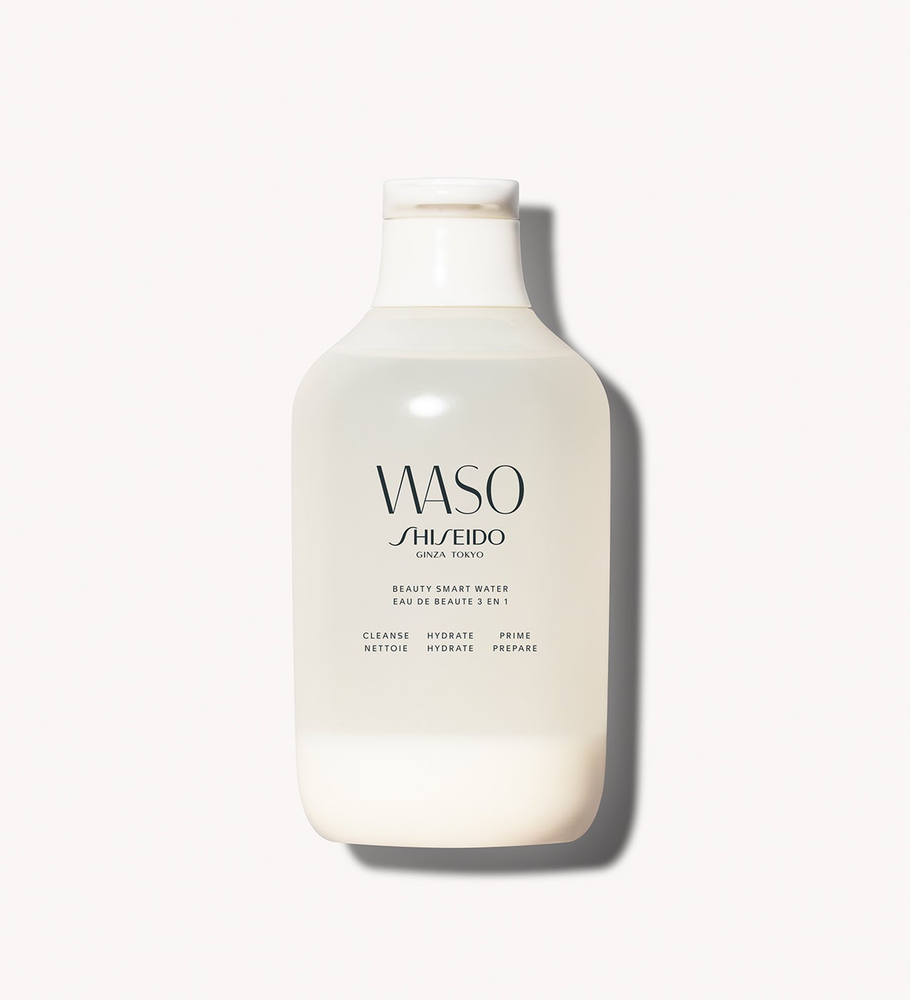 ¿Cuántos días te da una pereza horrible tener que retirarte lo poco que queda del maquillaje al final del día y no estás por la labor se seguir el ritual en cinco pasos? Ahórratelo con esta fórmula que limpia, hidrata y prepara la piel en un solo paso. Los complejos fermentados que lleva pulen la piel al eliminar la suciedad, el exceso de sebo, las células muertas y el maquillaje ligero. Y sus ingredientes hidratantes le aportan elasticidad y la dejan iluminada. Quizá no sea para tu día a día, pero es perfecta para ocasiones puntuales… Beauty Smart Water de Shiseido (36,50 €).