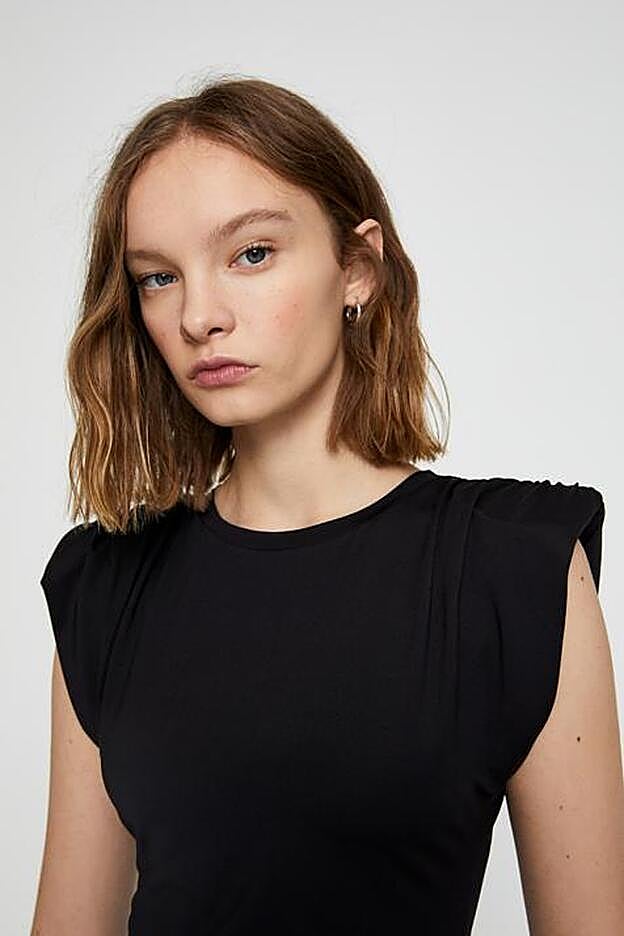 El vestido de Pull&Bear que lleva Cristina Pedroche apuesta por las hombreras.