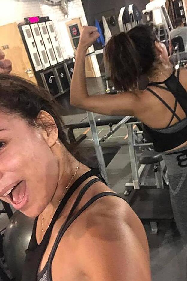 Desde hace poco más de un año, Eva trabaja duro en el gimnasio.