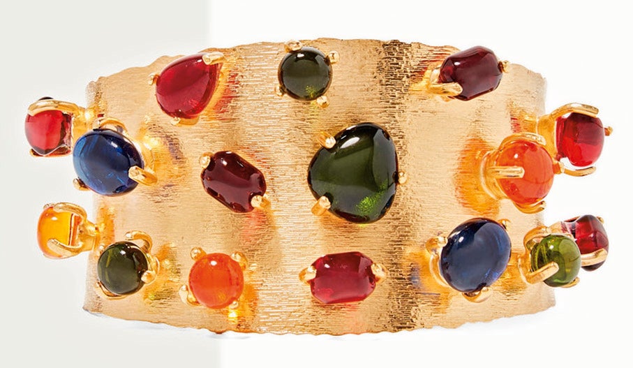 Brazalete con baño de oro y cristales engastados, de Gucci (490 €).