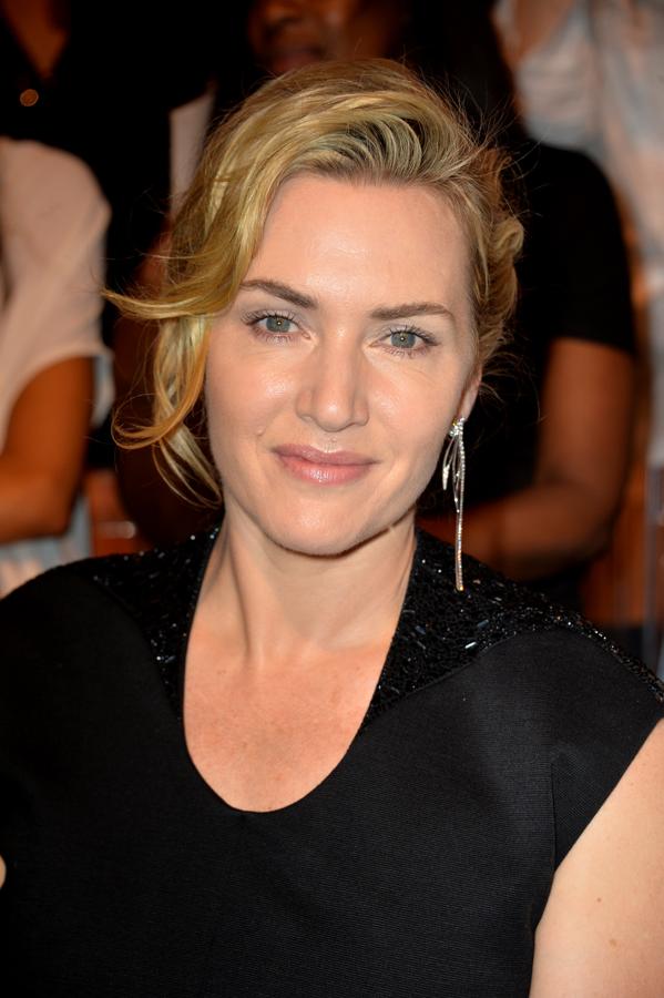 La intérprete se ha desnudado en varias ocasiones, por requisitos del guión, pero odia la escena en que lo hizo en Titanic. Muchos son los fans que a día de hoy siguen persiguiéndola para que les firme la foto de marras en las que enseña el pecho. Y eso, según ha declarado: “Me aterroriza. Son las únicas fotos que no firmo”.