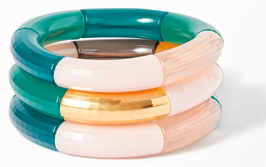 Set de tres pulseras de resina, de Kyoto Tango (253 €).