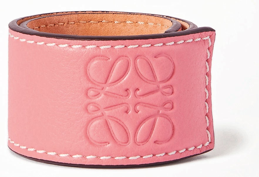 Pulsera de cuero, de Loewe (120 €).