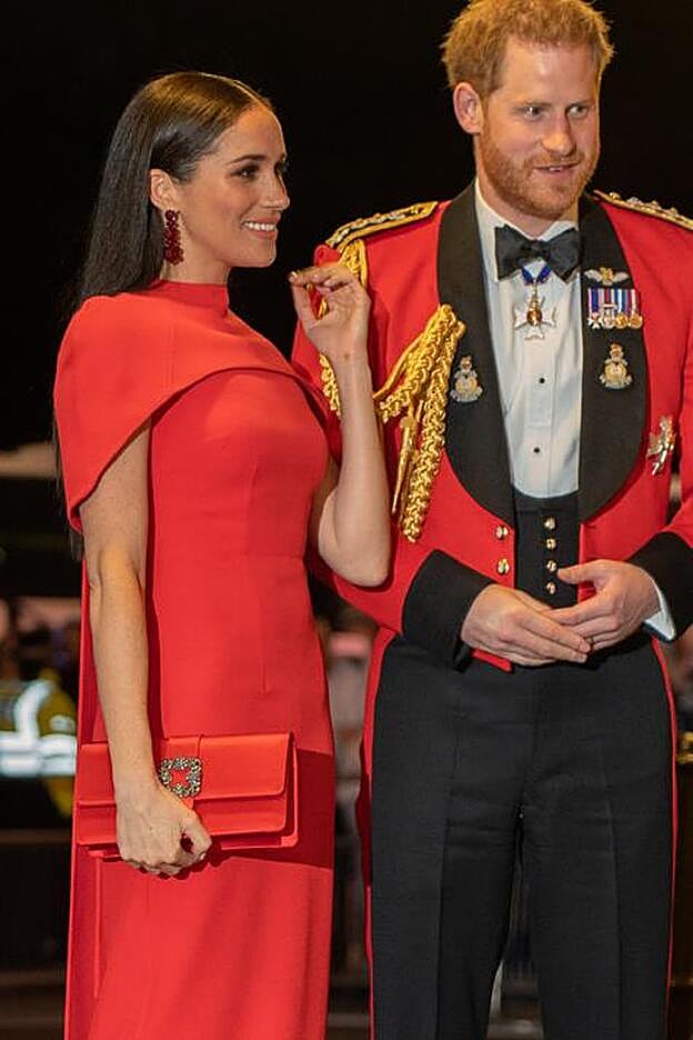Meghan Markle llevó un espectacular vestido rojo con capa a un concierto benéfico.