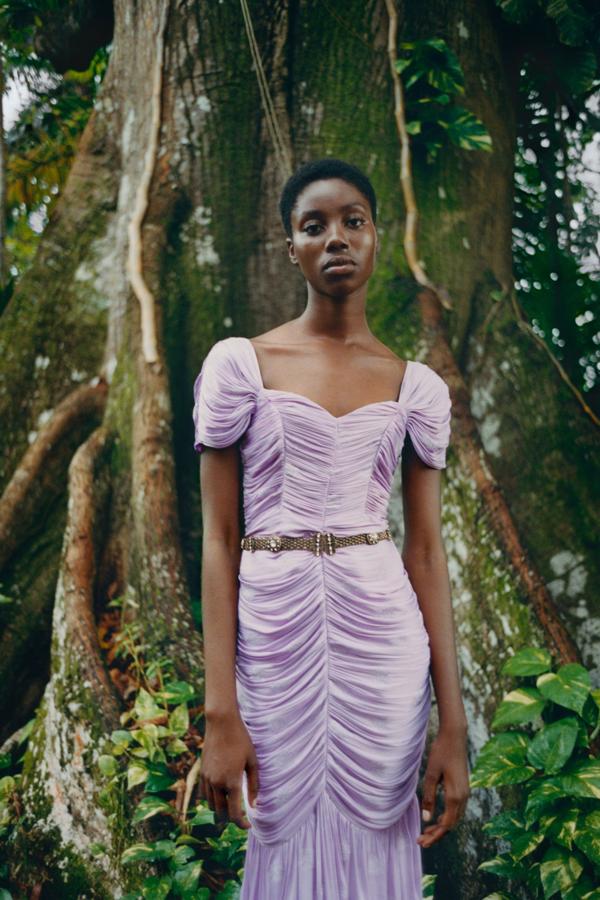 Vestido drapeado de edición limitada, de largo midi en color lila, 59,95 euros. Es perfecto para un look de invitada de primavera. De la nueva colección de primavera de Zara, Lost garden.