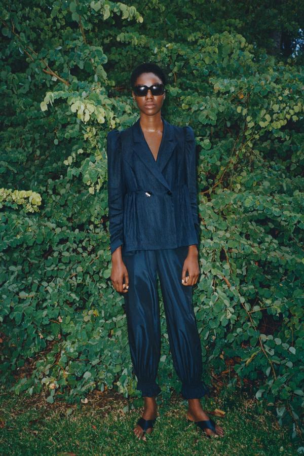 Si buscas un traje de chaqueta digerente, este azul marino es perfecto. Ambas piezas en un tejido ligero, la blazer cruzada cuesta 59,95 euros y el pantalón, 29,95. De la nueva colección de primavera de Zara, Lost garden.