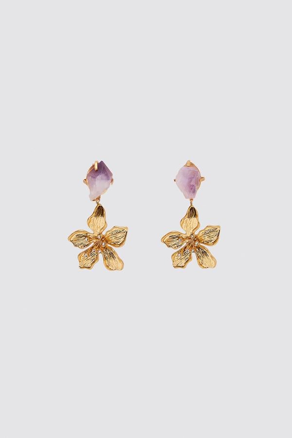 Pendientes con piedra lila y flor en dorado, 12,95 euros. De la nueva colección de primavera de Zara, Lost garden.