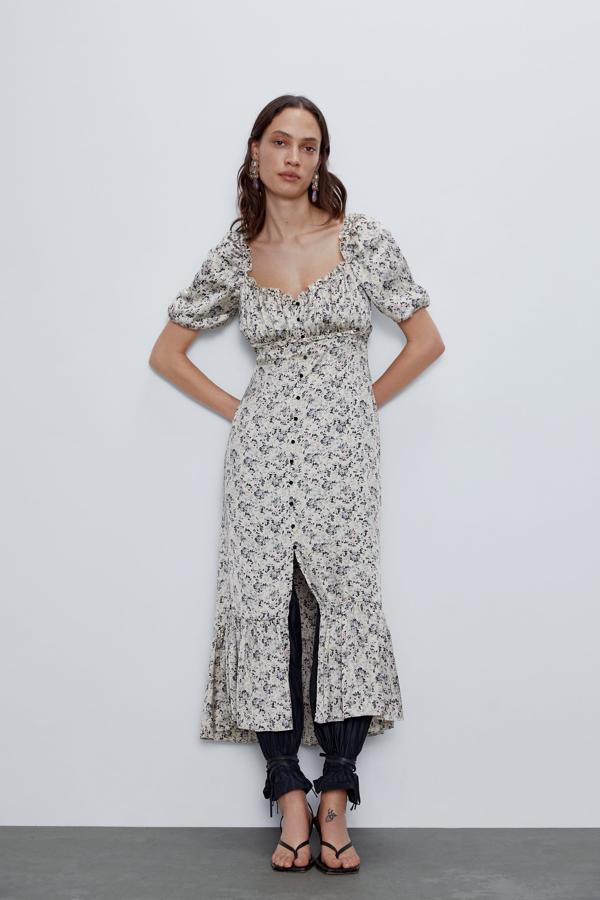 Vestido satinado, de inspiración lencera, con volante en el bajo y frunces en el escote, cuesta 39,95 euros. De la nueva colección de primavera de Zara, Lost garden.