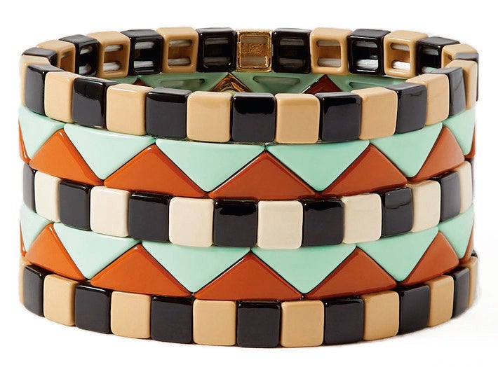 Set de cinco pulseras esmaltadas, de Roxanne Assoulin (476 €).