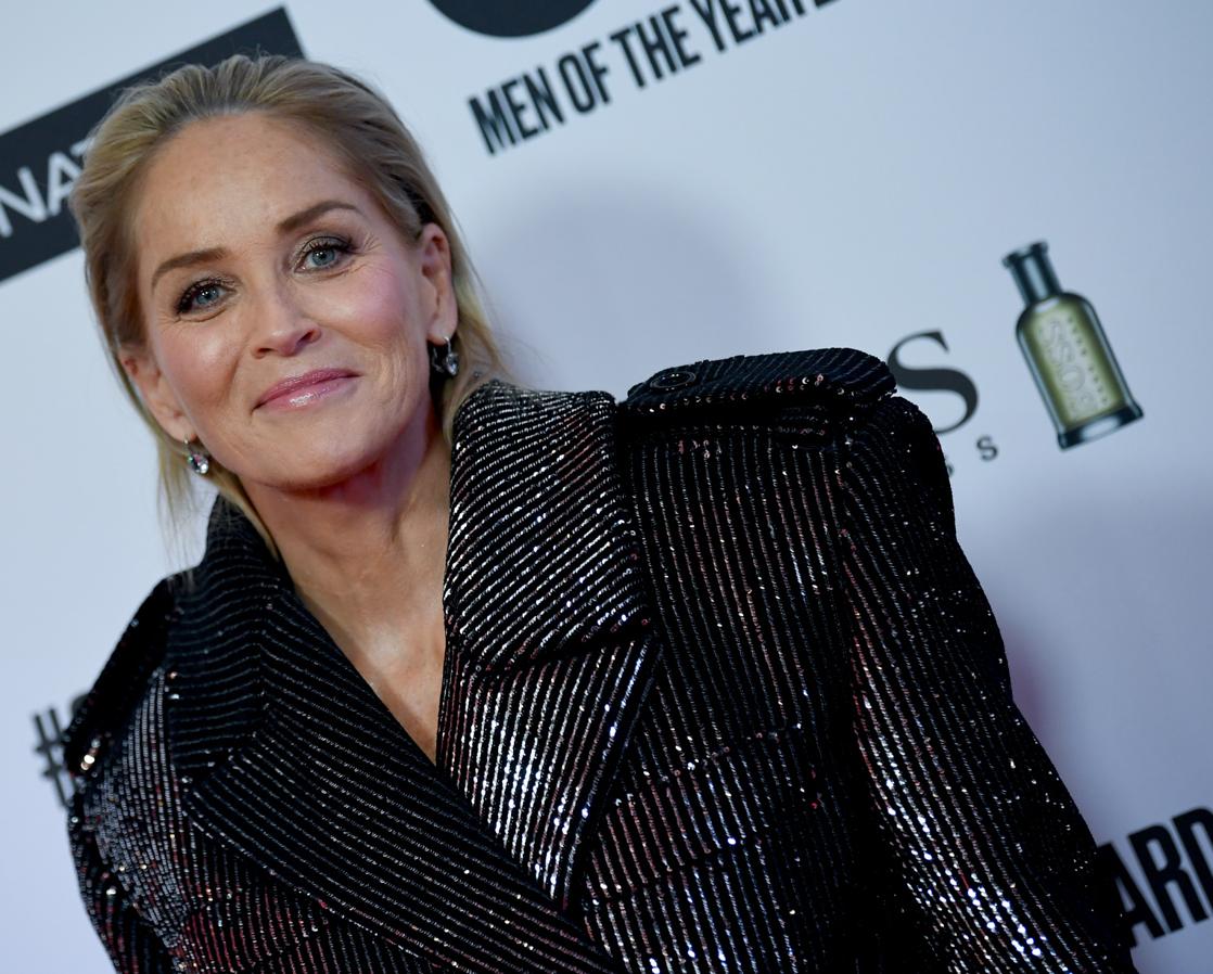 La mítica escena de Instinto Básico en la que cruza las piernas mientras es interrogada por la policía fue posible porque el director, Paul Verhoeven, engañó a Stone. Le pidió que se sacara las bragas, por una cuestión de iluminación. Cuando vio la escena, le dio una bofetada al realizador. Pero sus súplicas porque eliminaran la toma de nada sirvieron.