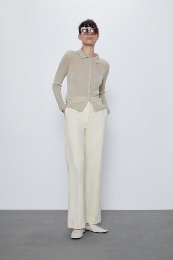 Polo beige de canalé con botones de Zara (22,95 euros).