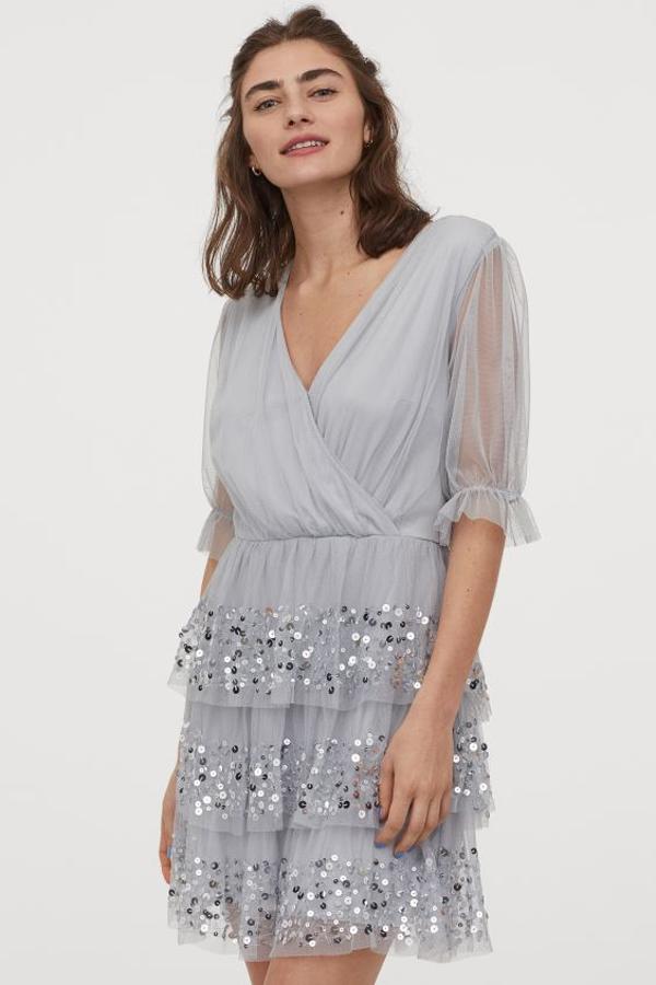 Entre las propuestas cortas de H&M está este vestido de malla con volantes y lentejuelas en la falda. Con escote de pico pronunciado, cuerpo cruzado con botón de presión y mangas abullonadas sin forro, cuesta 49,99 euros. Solo se vende en la web, entre las tallas XXS y L.