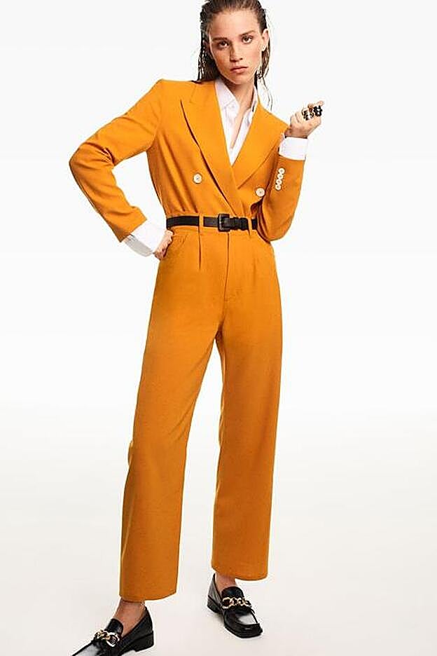 Los estilistas de Zara han conseguido el efecto óptico de transformar el traje en mono.