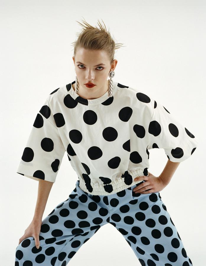 Top de Dries Van Noten; pantalón de Be Blumarine, y pendientes de SafSafu.