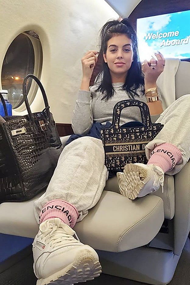 Georgina Rodríguez posa con su chándal con jogger gris y calcetinas de Balenciaga.